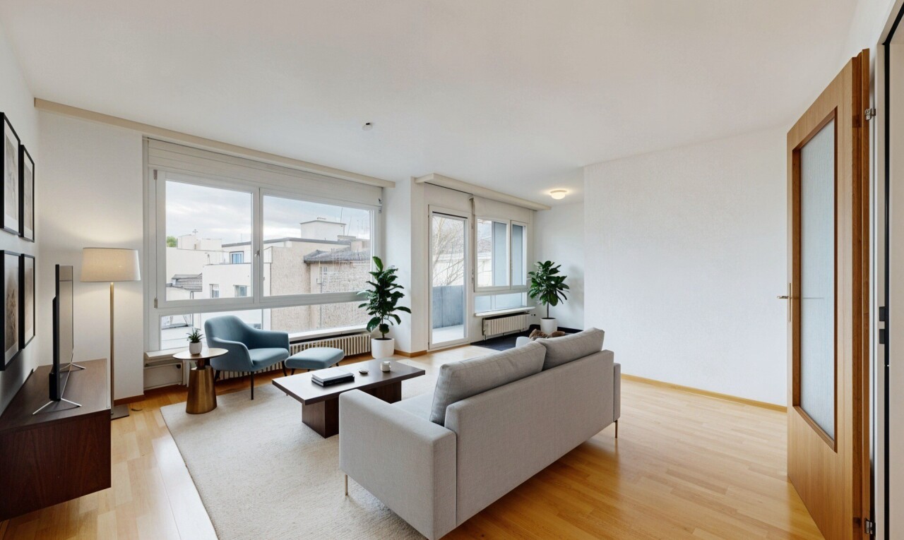 leerer raum mit kühler, natural light, natürliches licht, wood finish floor, und holzfußboden