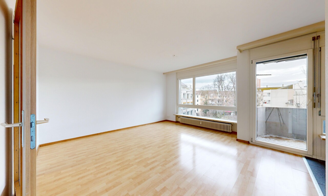 leerer raum mit holzfußboden, wood finish floor, kühler, inside property, und natürliches licht