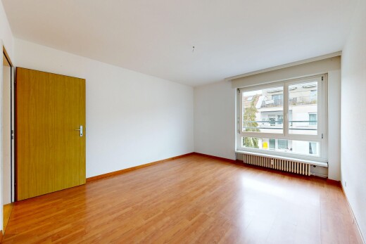 pièce vide avec inside property, radiateur, sol en finition bois, wood finish floor, et lumière naturelle