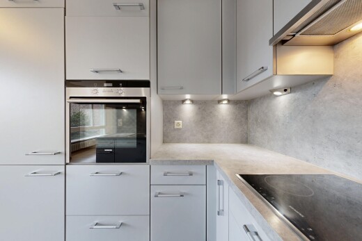 küche mit dunstabzugshaube, herd, ofen, light countertops, und inside property