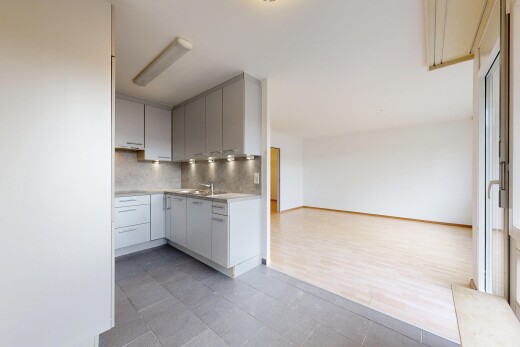 cuisine avec plans de travail, light countertops, sol en carrelage, tile floor, et dosseret