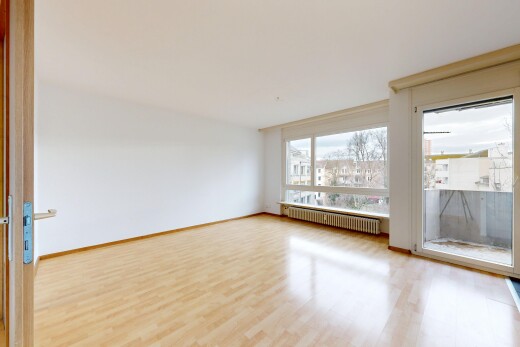 pièce vide avec sol en finition bois, wood finish floor, radiateur, inside property, et lumière naturelle
