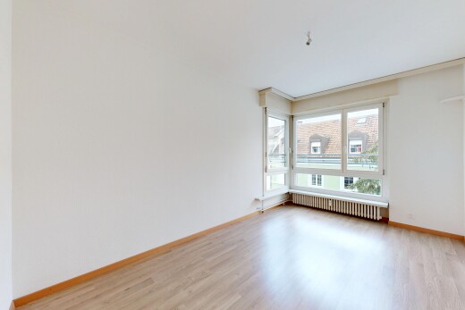 pièce vide avec wood finish floor, sol en finition bois, radiateur, drywall, et cloison sèche