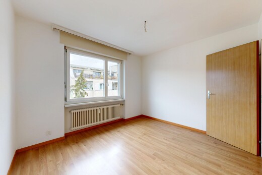 pièce vide avec radiateur, inside property, wood finish floor, sol en finition bois, et light floor
