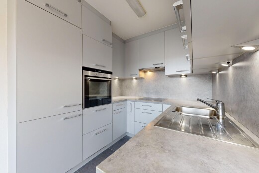 küche mit arbeitsplatten, light countertops, ofen, inside property, und küchenrückwand beim herd