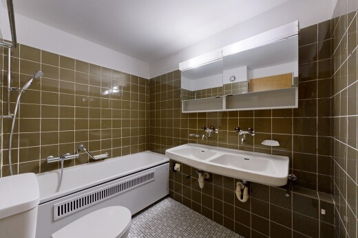 bad mit fliesenwand, tile wall, toilette, inside property, und spiegel