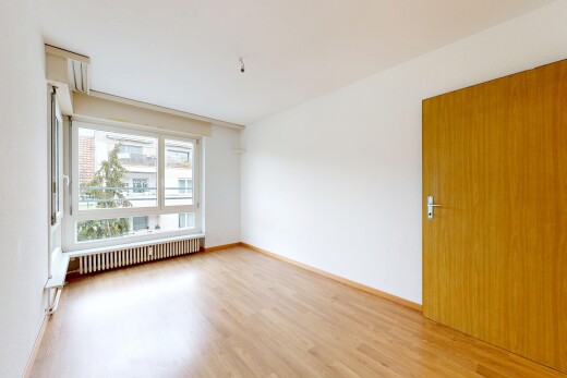 pièce vide avec radiateur, sol en finition bois, wood finish floor, lumière naturelle, et natural light