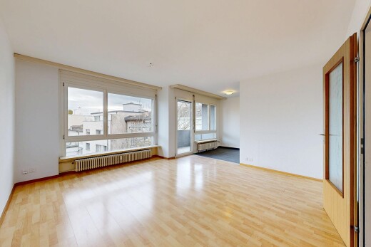 leerer raum mit kühler, natural light, natürliches licht, wood finish floor, und holzfußboden