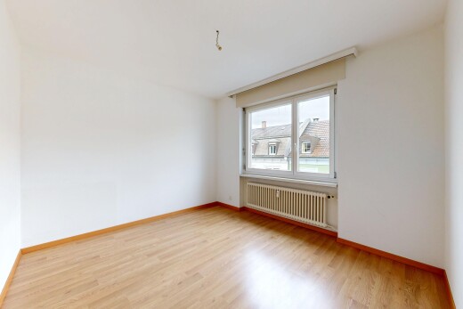 pièce vide avec radiateur, sol en finition bois, wood finish floor, cloison sèche, et drywall