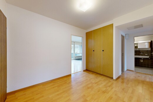 pièce vide avec sol en finition bois, wood finish floor, cloison sèche, drywall, et inside property