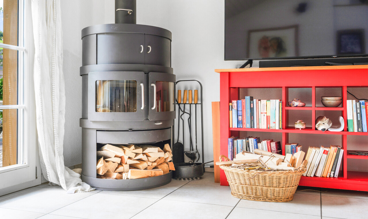 einzelheiten mit window, fernseher, tile floor, object, und inside property