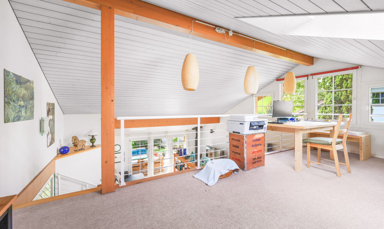 büro mit natürliches licht, natural light, inside property, balkendecke, und beamed ceiling