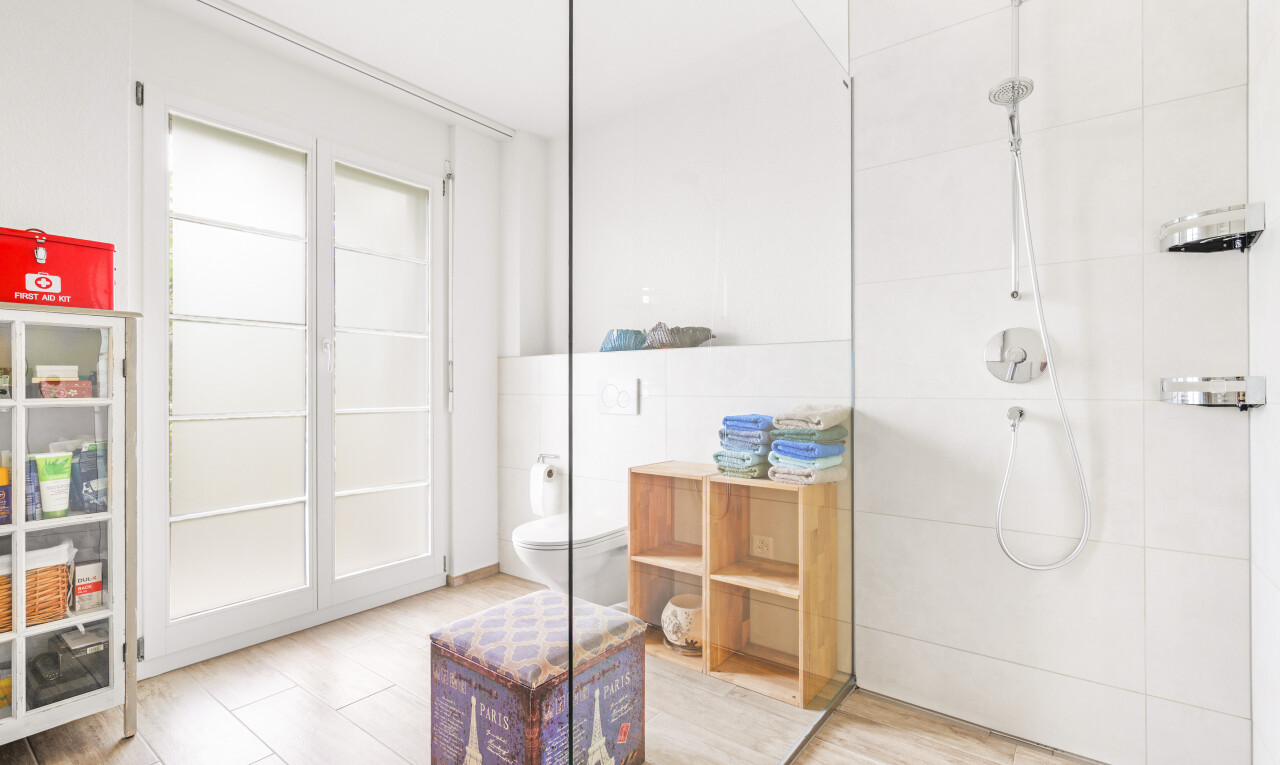 bad mit dusche, komplettes badezimmer, inside property, toilette, und wood finish floor