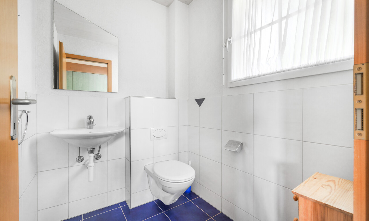 bad mit tile wall, fliesenwand, spiegel, gäste-wc, und tile floor