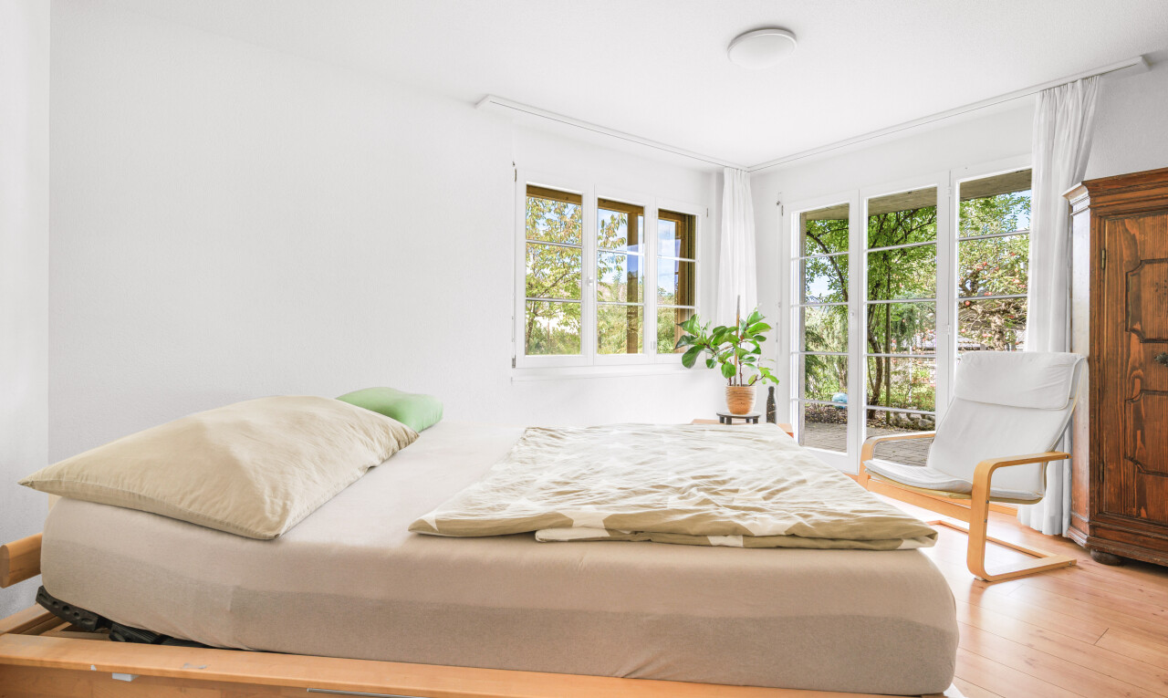 zimmer / schlafzimmer mit natürliches licht, natural light, gipskartonwand, drywall, und holzfußboden