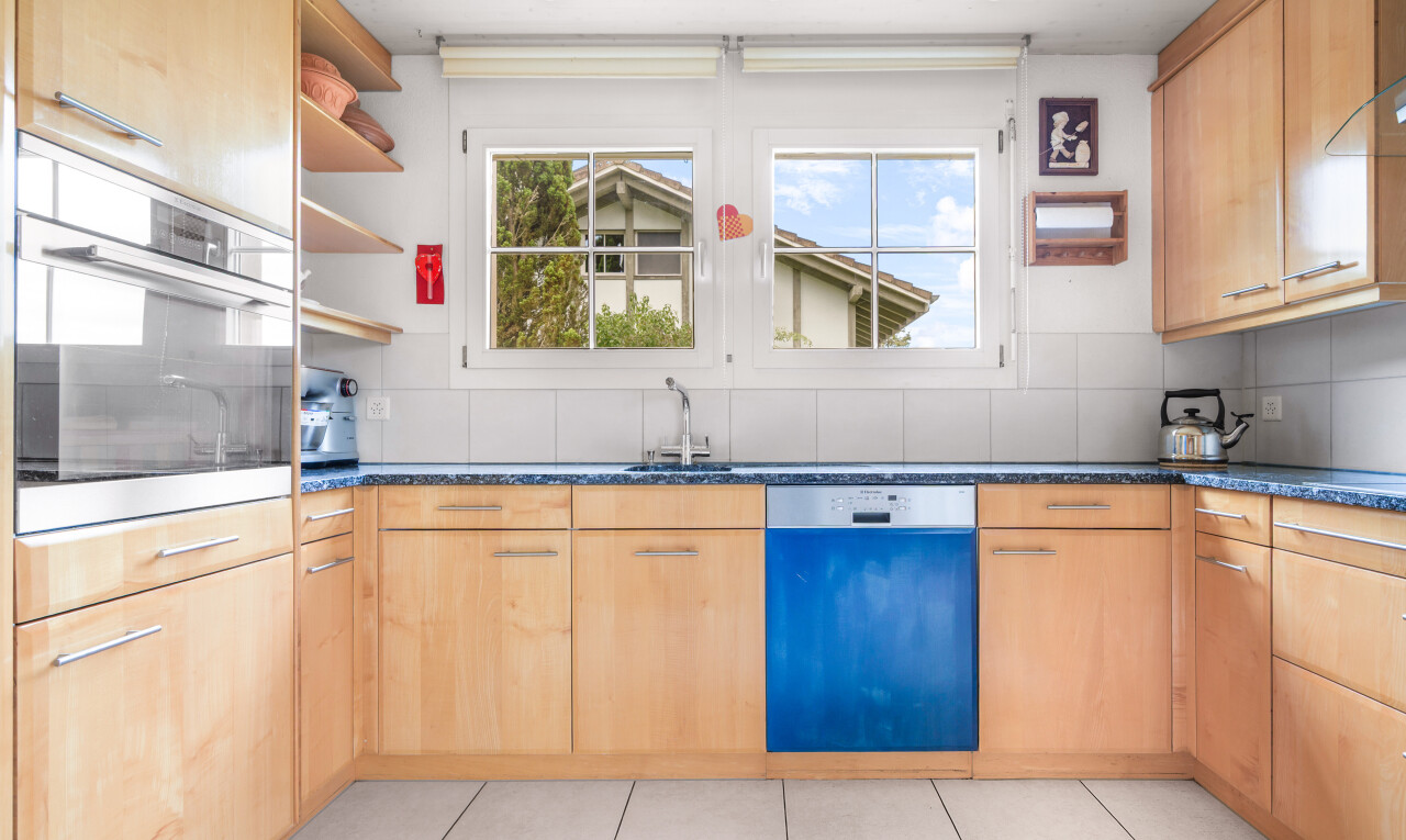 küche mit küchenrückwand beim herd, küchenrückwand beim Herd, ofen, geschirrspülmaschine, und offene regale