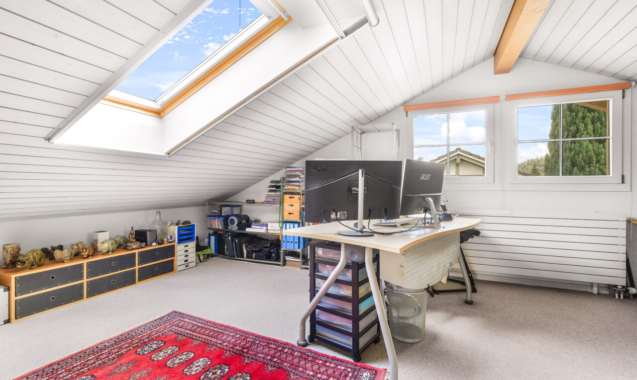 büro mit vaulted ceiling, dachschräge, zusätzliches zimmer, natural light, und natürliches licht