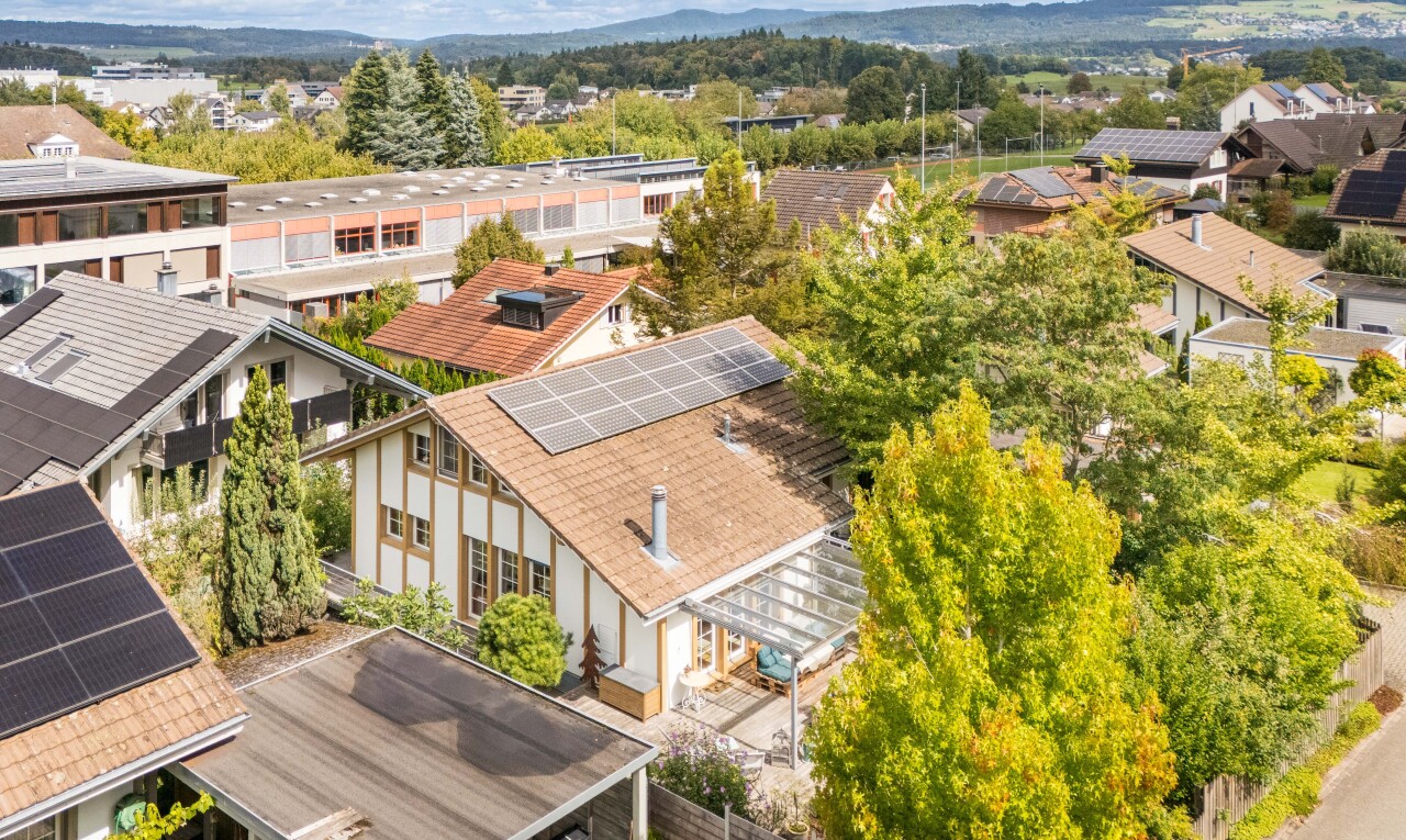 außenansicht mit solaranlage, zaun, day time, wohngebietblick, und residential view