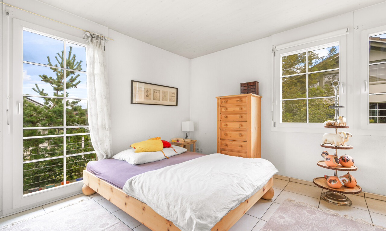 zimmer / schlafzimmer mit day time, fliesenboden, tile floor, inside property, und gipskartonwand