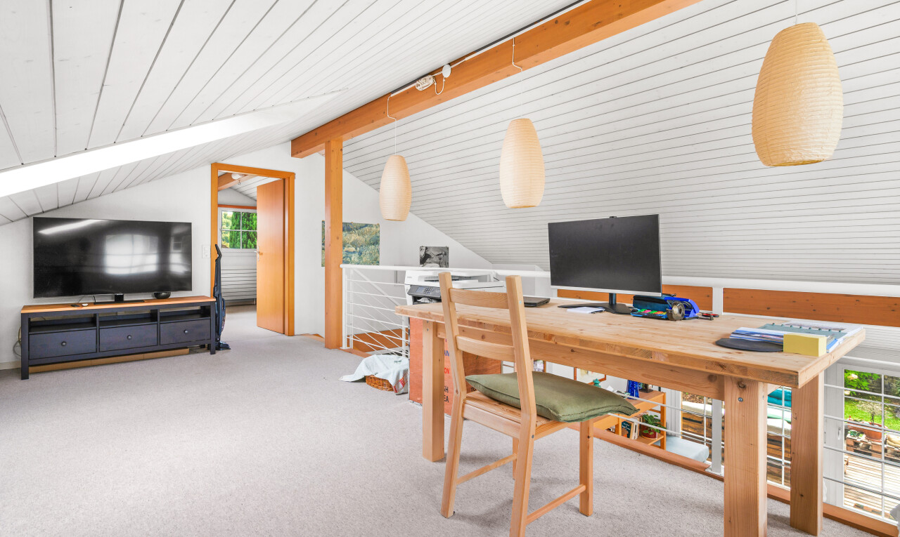büro mit natürliches licht, natural light, balkendecke, beamed ceiling, und teppich