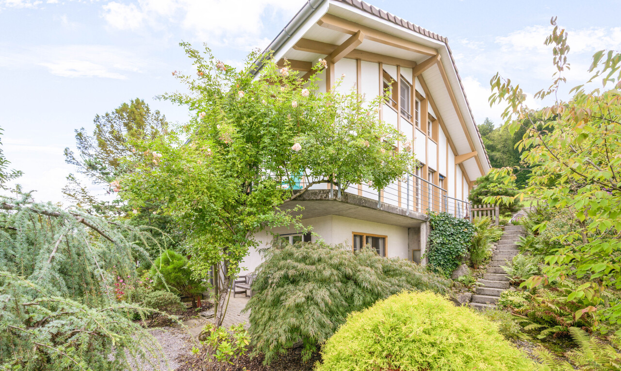 außenansicht mit stuckverkleidung, day time, treppen, property visible, und balkon