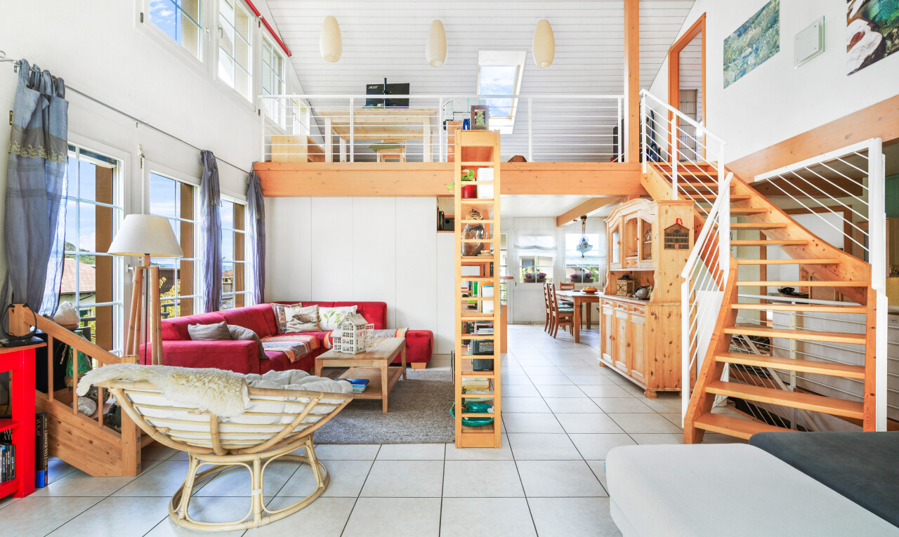 wohnzimmer mit hohe decke, high ceiling, natürliches licht, natural light, und treppen