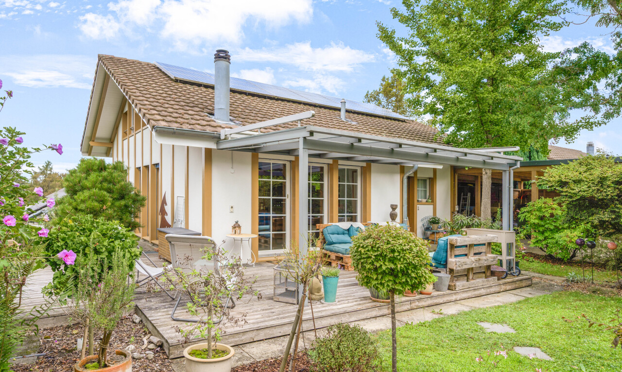 außenansicht mit property visible, deck, schornstein, day time, und solaranlage