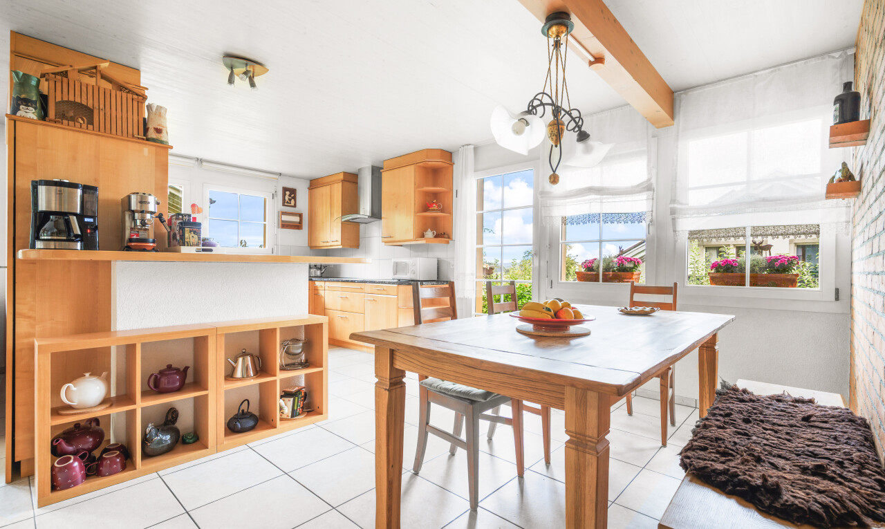 esszimmer mit natürliches licht, natural light, fliesenboden, tile floor, und inside property
