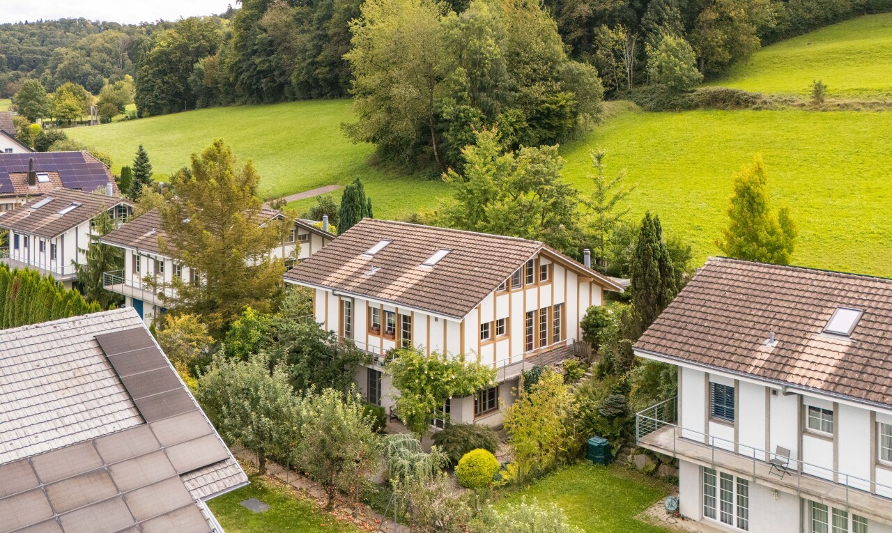außenansicht mit rasen, drone view, ziegeldach, balkon, und residential view