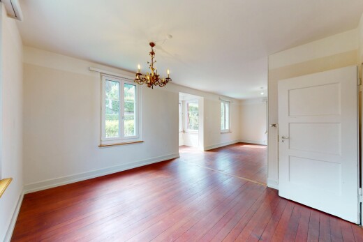 leerer raum mit natürliches licht, natural light, gipskartonwand, drywall, und holzfußboden