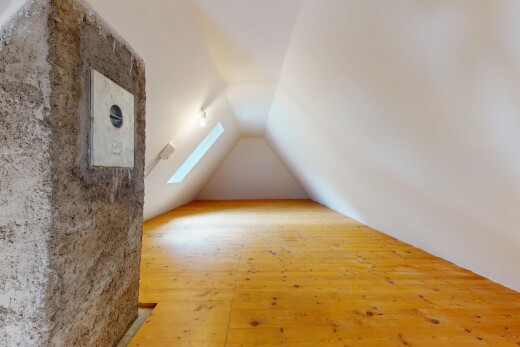 leerer raum mit dachschräge, vaulted ceiling, niedrige decke, low ceiling, und dachfenster