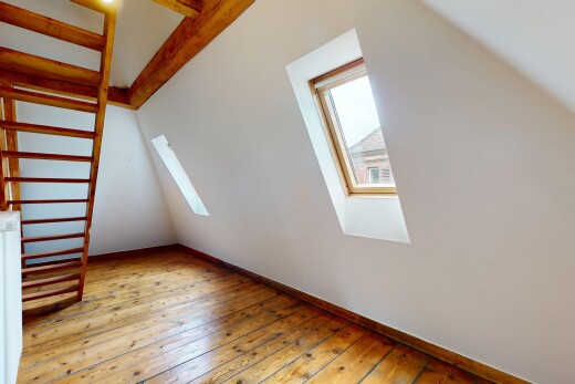 leerer raum mit dachfenster, holzfußboden, wood finish floor, gipskartonwand, und drywall