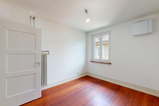 leerer raum mit baseboards wall, sockelleisten, wood finish floor, holzfußboden, und natural light
