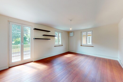 leerer raum mit natural light, natürliches licht, wood finish floor, holzfußboden, und baseboards wall