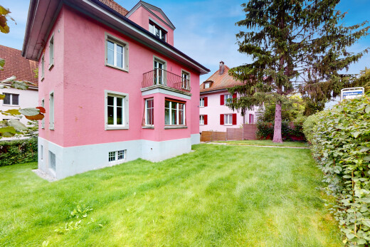 außenansicht mit property visible, rasen, balkon, stuckverkleidung, und day time