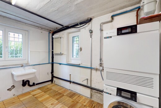 wäschekammer mit wäscherei, natural light, natürliches licht, tumbler, und inside property