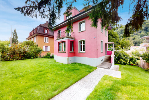 außenansicht mit rasen, property visible, vortreppe, day time, und balkon
