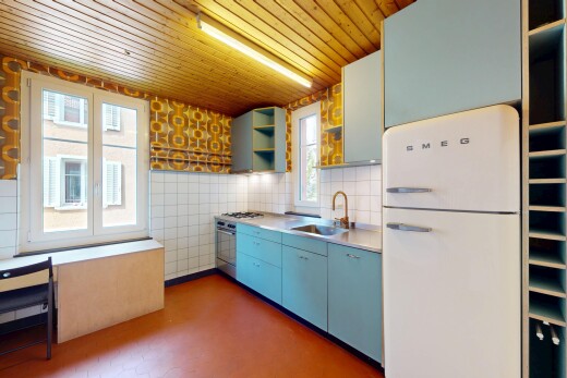 küche mit kühlschrank, natural light, natürliches licht, inside property, und offene regale