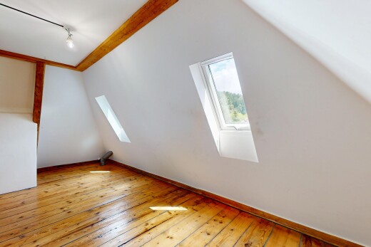 leerer raum mit holzfußboden, wood finish floor, hardwood floor, dachfenster, und gipskartonwand