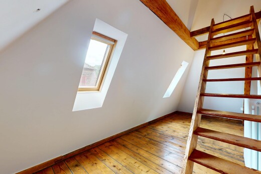 leerer raum mit drywall, wood finish floor, gipskartonwand, holzfußboden, und dachfenster