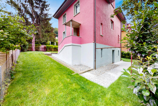 außenansicht mit property visible, zaun, rasen, day time, und stuckverkleidung