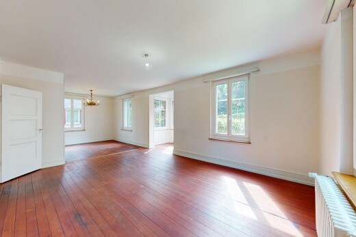 leerer raum mit natural light, natürliches licht, drywall, gipskartonwand, und wood finish floor