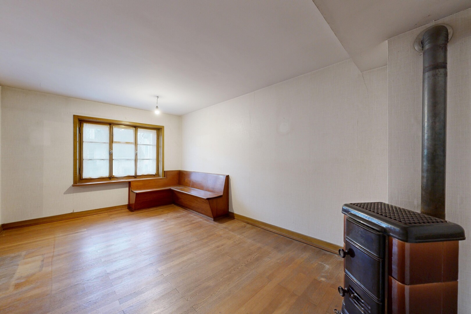 pièce vide avec inside property, cloison sèche, drywall, lumière naturelle, et natural light