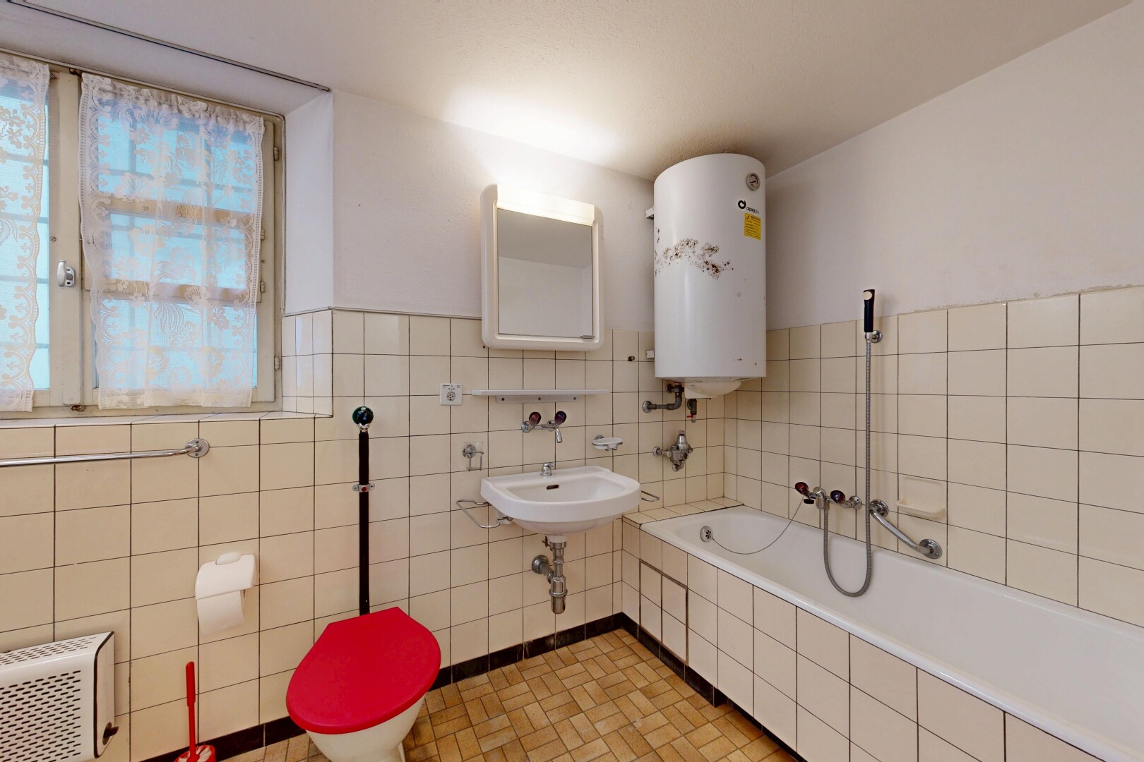 salle de bains avec salle de bain complète, bain, chauffe-eau, inside property, et miroir