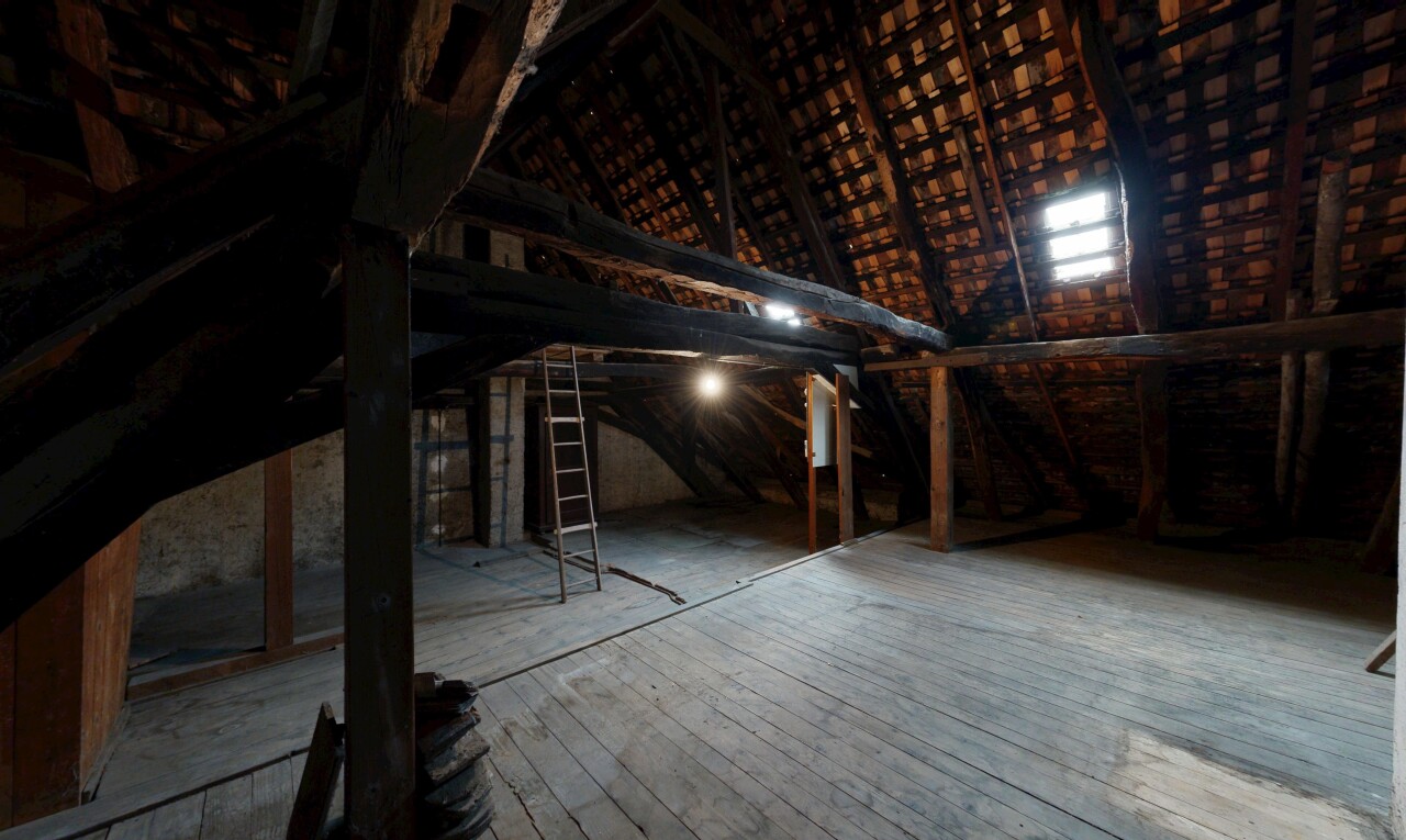 pièce vide avec plafond voûté, vaulted ceiling, inside property, et hardwood floor