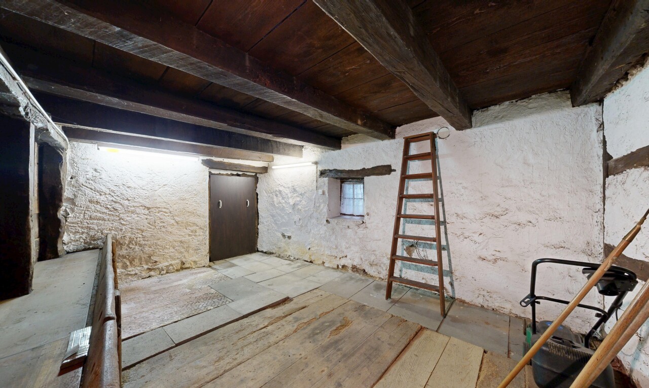 pièce vide avec inside property, plafond en bois, wood ceiling, plafond à poutres, et beamed ceiling