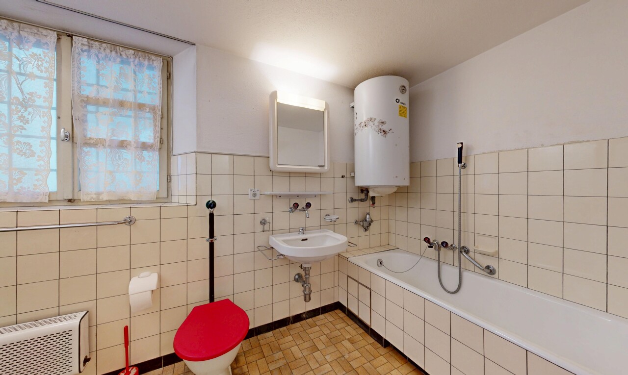 salle de bains avec salle de bain complète, bain, chauffe-eau, inside property, et miroir
