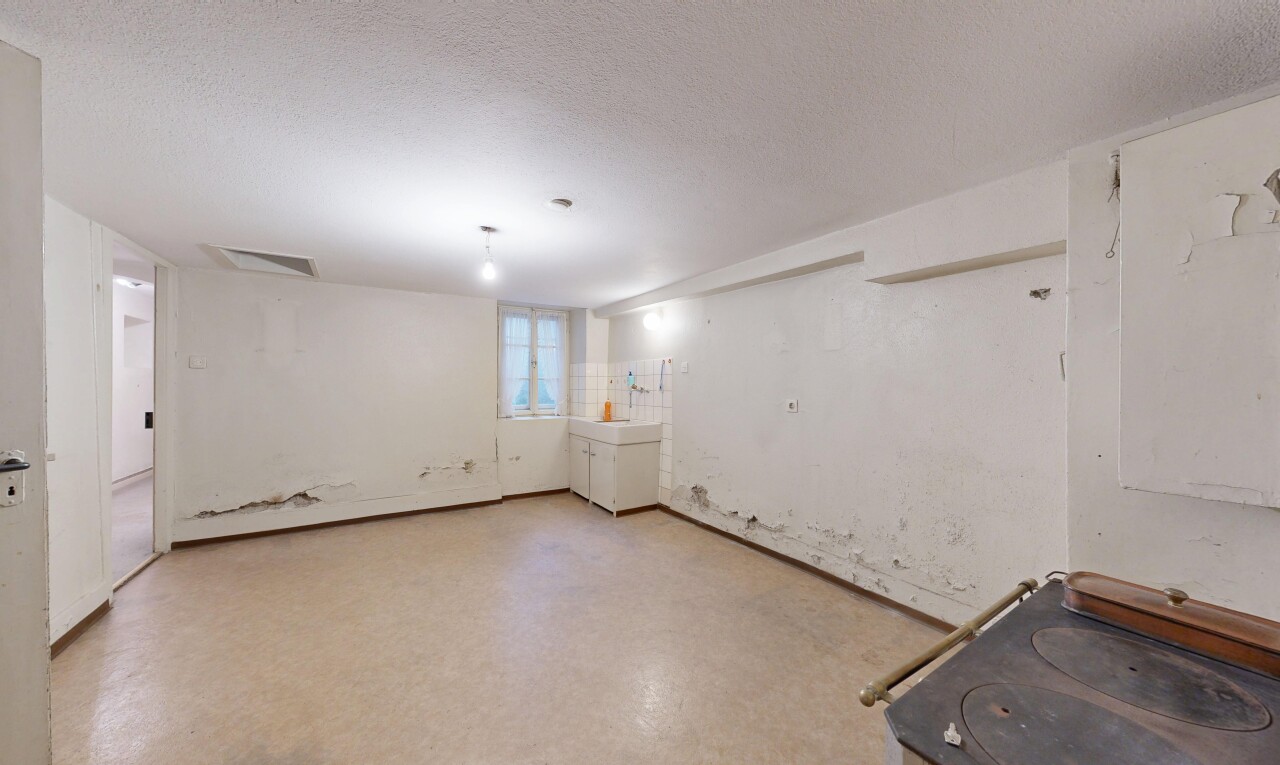 pièce vide avec plafond texturé, textured ceiling, sous-sol, inside property, et lumière naturelle