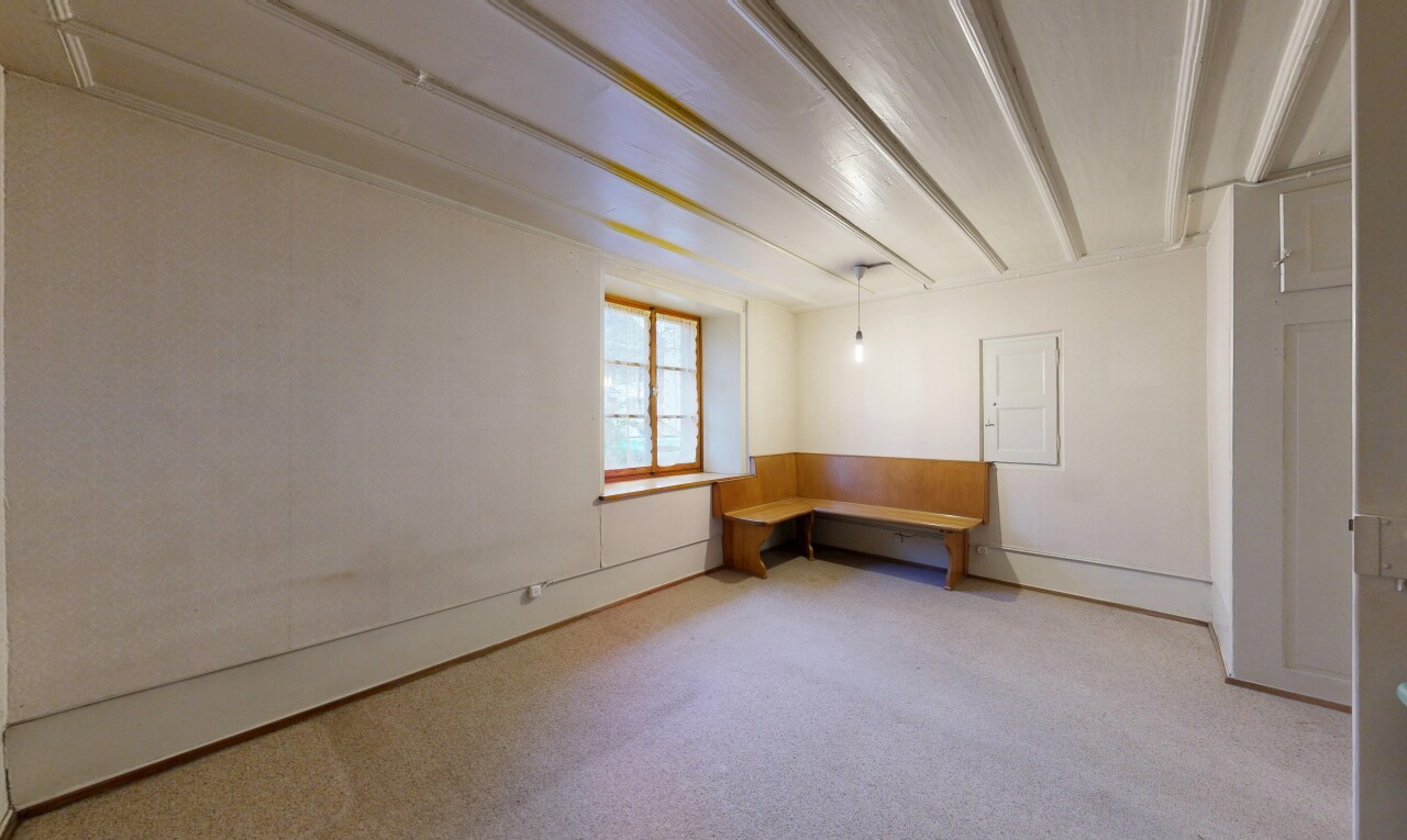 pièce vide avec inside property, cloison sèche, drywall, lumière naturelle, et natural light