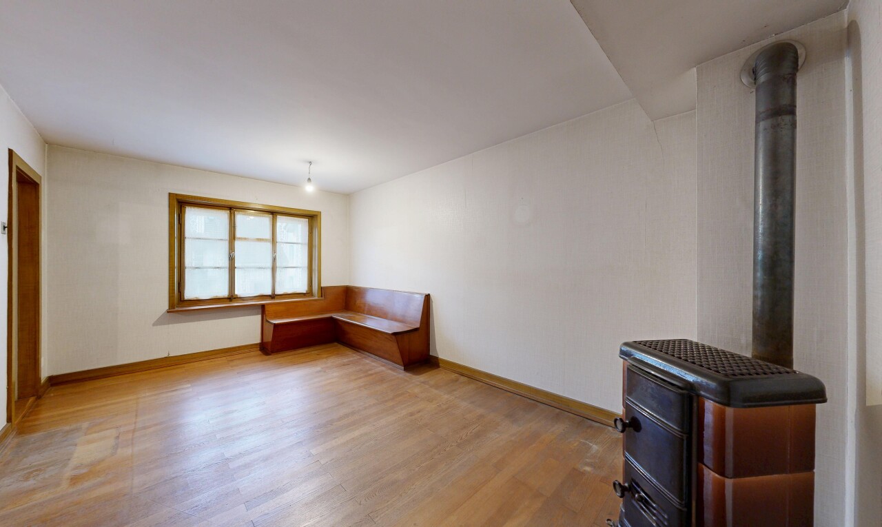 pièce vide avec inside property, cloison sèche, drywall, lumière naturelle, et natural light